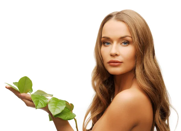 Vrouw met groen blad — Stockfoto