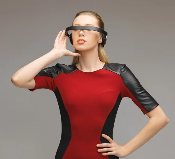 Frau mit futuristischer Brille — Stockfoto