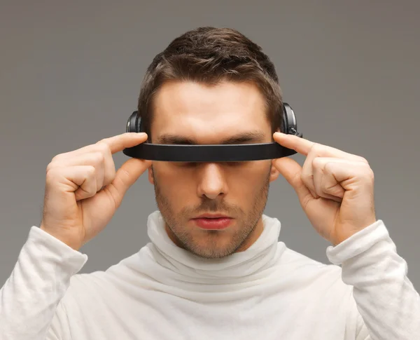Homem com óculos futuristas — Fotografia de Stock
