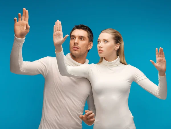 Hombre y mujer trabajando con algo imaginario — Foto de Stock