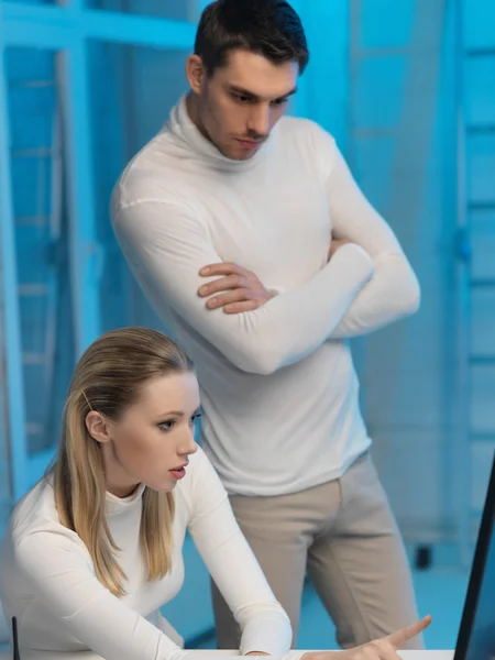 Uomo e donna in laboratorio — Foto Stock