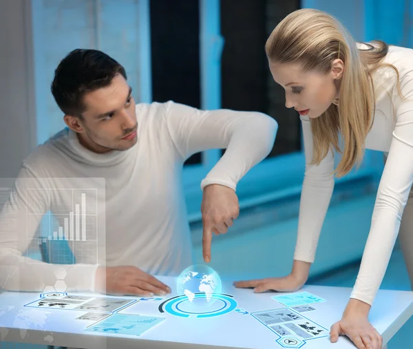 Man en vrouw werken met virtuele schermen — Stockfoto