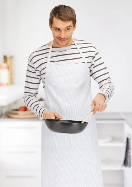 Schöner Mann mit Pfanne in der Küche — Stockfoto