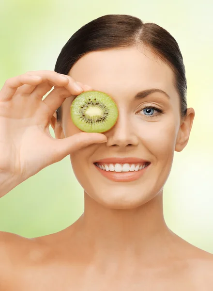 Donna con fetta di kiwi — Foto Stock