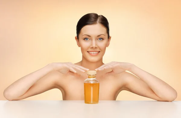Mujer con botella de aceite —  Fotos de Stock