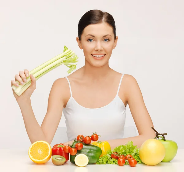 Mulher com frutas e legumes — Fotografia de Stock