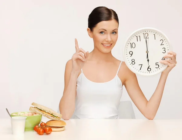 Frau mit großer Uhr — Stockfoto