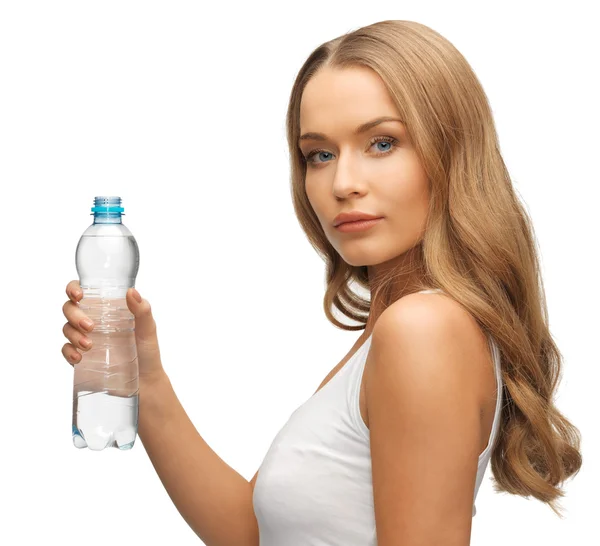 Νεαρή όμορφη γυναίκα με μπουκάλι νερό — Φωτογραφία Αρχείου