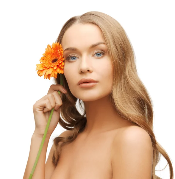 Mujer encantadora con flor de gerberas —  Fotos de Stock