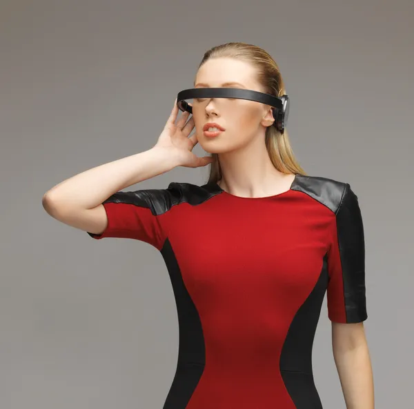 Vrouw met een futuristische bril — Stockfoto