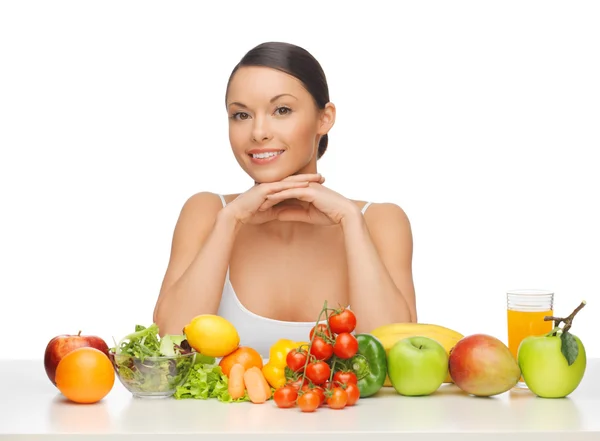 Mulher com frutas e legumes — Fotografia de Stock
