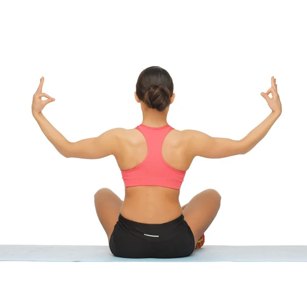 Mujer deportiva haciendo ejercicio — Foto de Stock