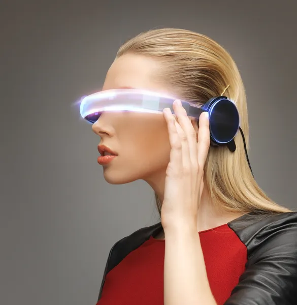 Donna con occhiali futuristici — Foto Stock