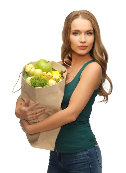 Femme avec sac plein de fruits — Photo