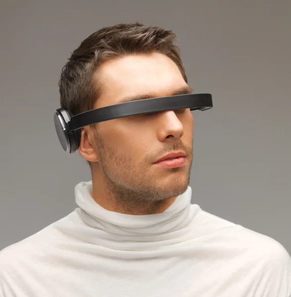 Hombre con gafas futuristas — Foto de Stock