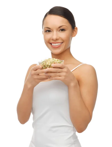 Mulher com feijão de broto mungo — Fotografia de Stock