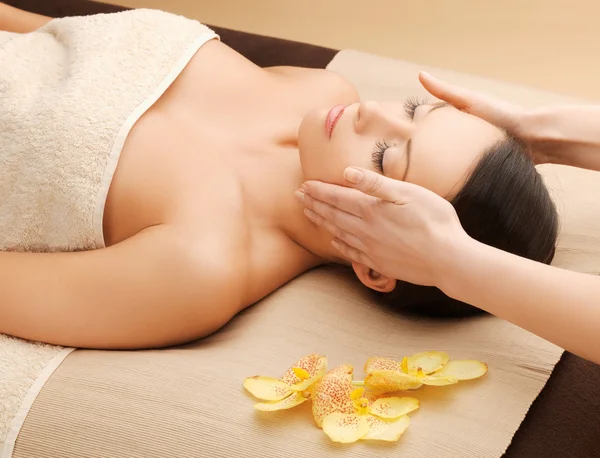 Mooie vrouw in massagesalon — Stockfoto