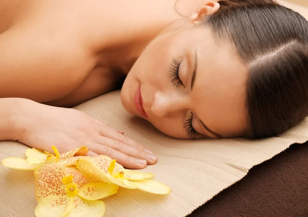 Hermosa mujer en el salón de spa — Foto de Stock