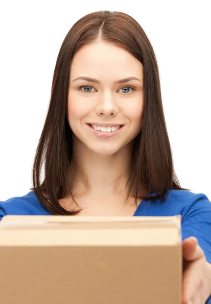 Женщина с картонной коробкой — стоковое фото