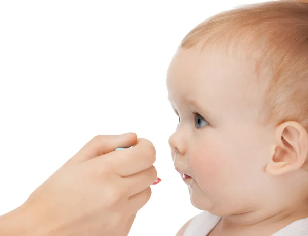 Mutter füttert entzückendes Baby — Stockfoto