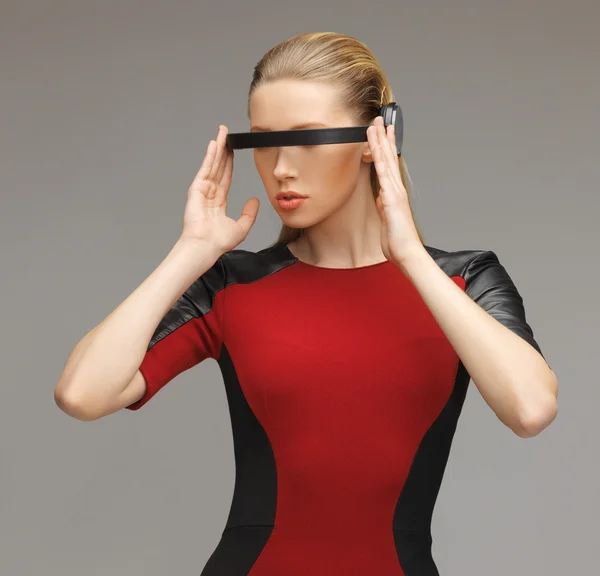 Frau mit futuristischer Brille — Stockfoto