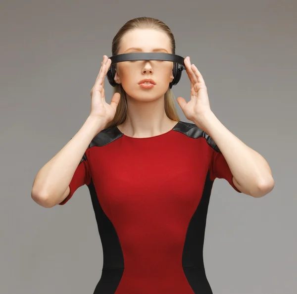 Mujer con gafas futuristas — Foto de Stock