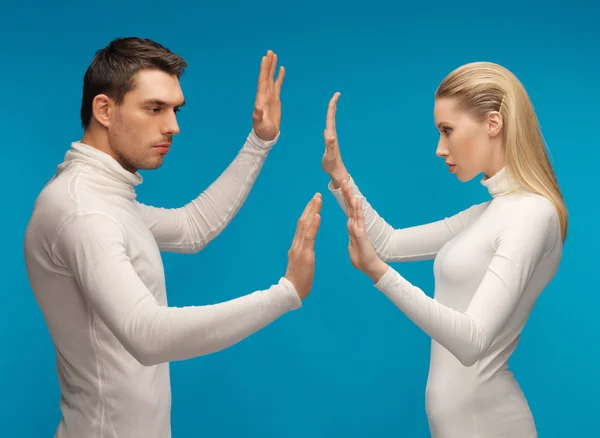 Homem e mulher trabalhando com algo imaginário — Fotografia de Stock