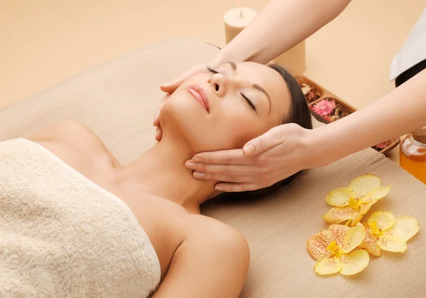 Beautiful woman in massage salon — Stock Photo, Image