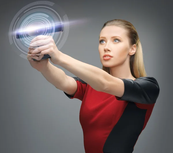 Futuristische vrouw met gadget — Stockfoto