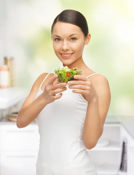 Vrouw met salade — Stockfoto