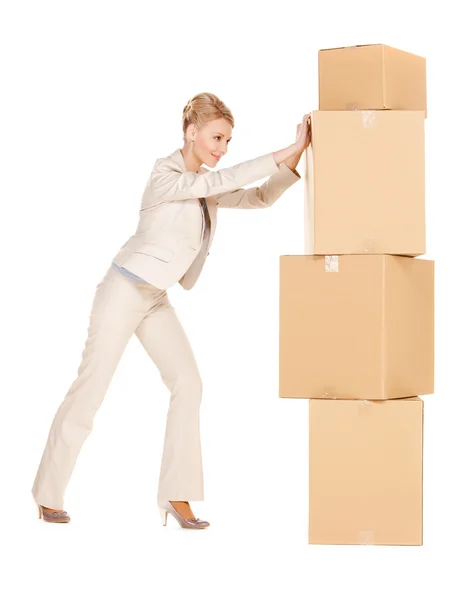 Affärskvinna med stora lådor — Stockfoto