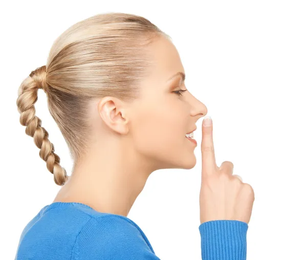 Glückliche Frau mit dem Finger auf den Lippen — Stockfoto