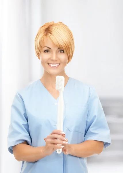 Médico com escova de dentes — Fotografia de Stock