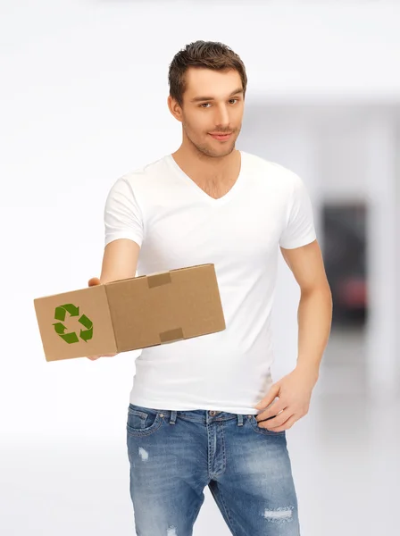Красивый человек с пригодной для переработки коробкой — стоковое фото