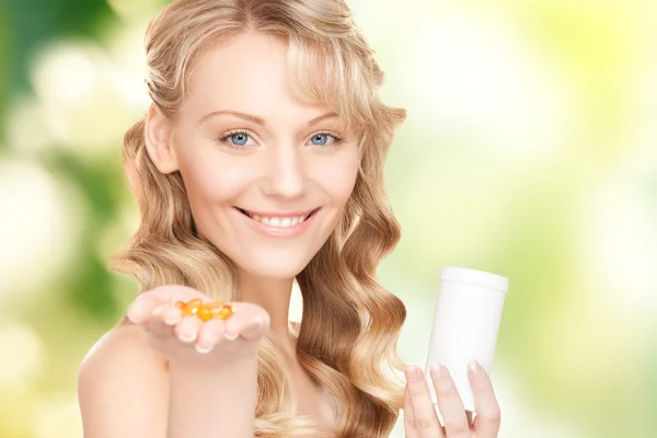 Mujer joven con pastillas — Foto de Stock