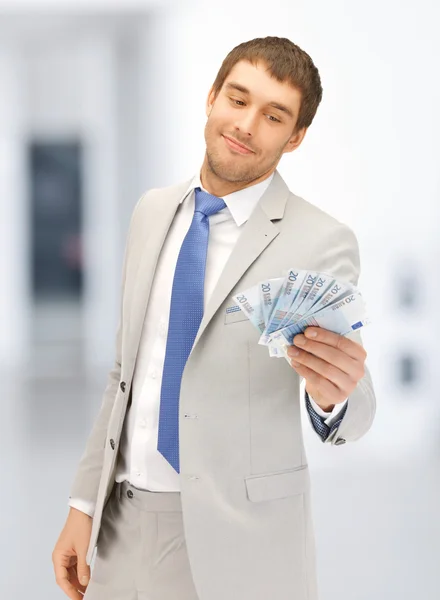 Homem com dinheiro em euros — Fotografia de Stock