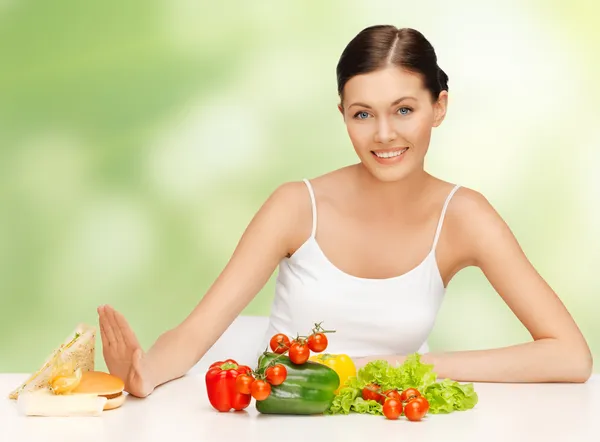 Žena s hamburger a zeleninou — Stock fotografie