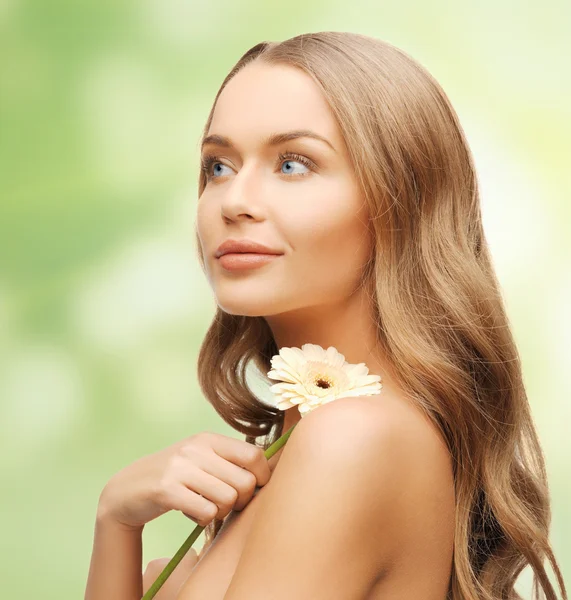 Mujer encantadora con flor de gerberas —  Fotos de Stock