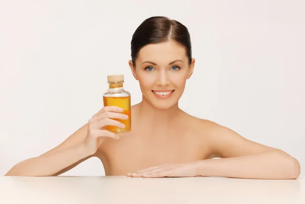 Mujer con botella de aceite —  Fotos de Stock