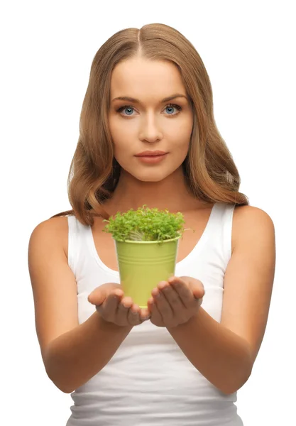 Donna con erba verde in vaso — Foto Stock