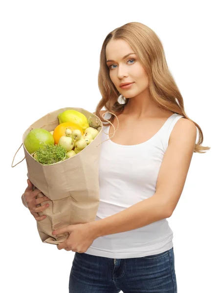 Женщина с сумкой, полной фруктов — стоковое фото