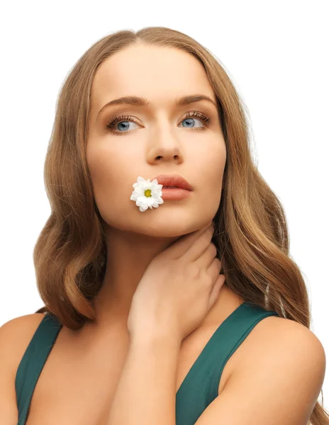 Mulher com camomila na boca — Fotografia de Stock