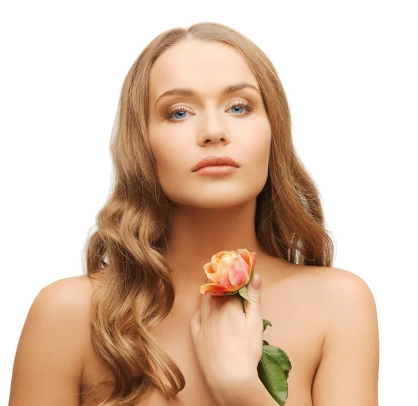 Schöne Frau mit Rosenblüte — Stockfoto