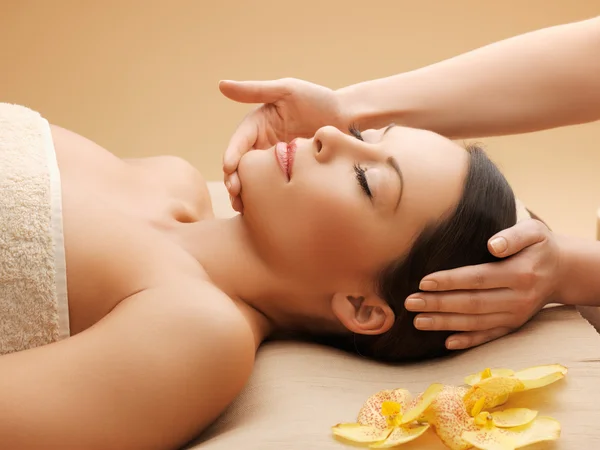 Beautiful woman in massage salon — Stock Photo, Image