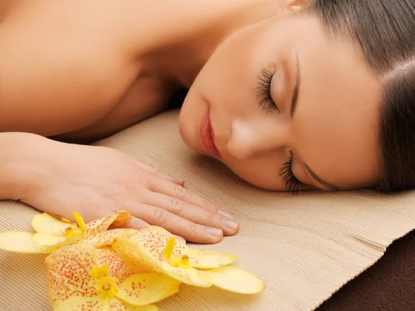 Hermosa mujer en el salón de spa — Foto de Stock