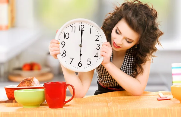 Jonge aantrekkelijke vrouw in de keuken — Stockfoto