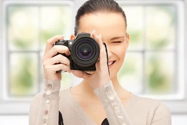 Ragazza adolescente con fotocamera digitale — Foto Stock