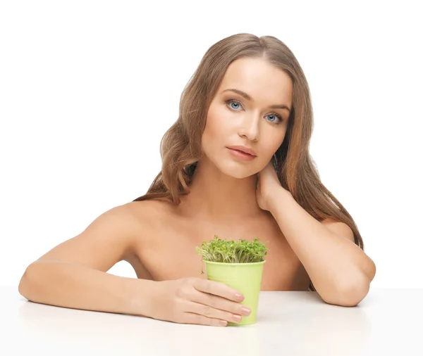 Vrouw met groen gras — Stockfoto