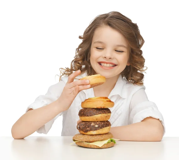 Chica con comida chatarra — Foto de Stock