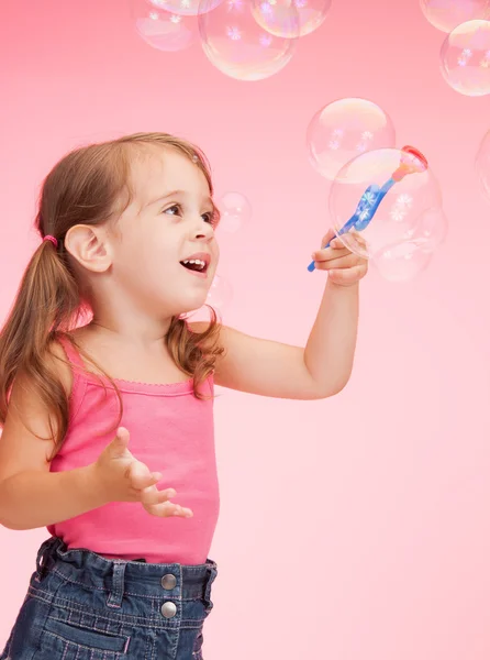 Menina litro com bolhas de sabão — Fotografia de Stock